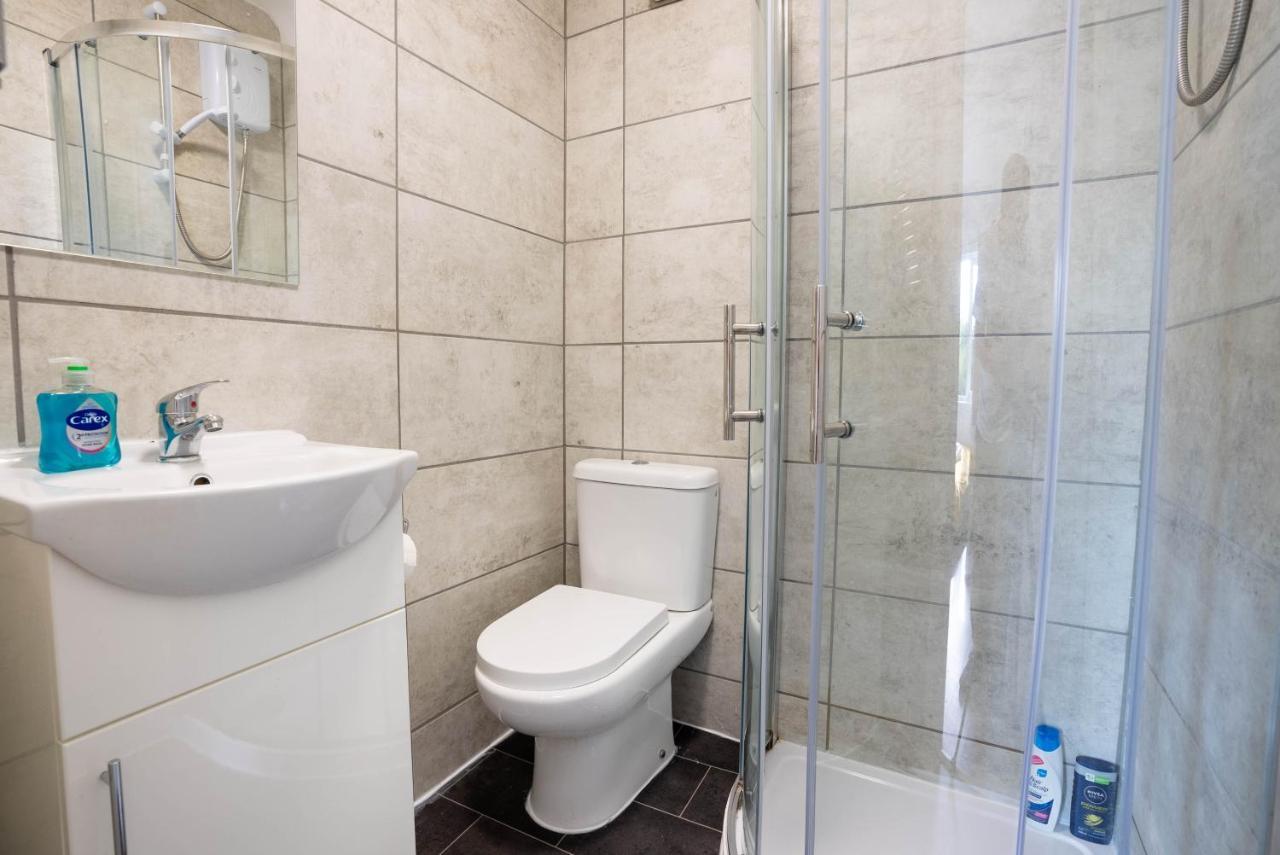 No 02 Studio Flat Available Near Aylesbury Town Station Exterior foto
